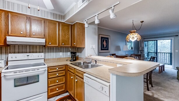 Coffee/tea maker, fridge, microwave, oven - First-Floor Condo in Soundside Complex with WiFi, W/D & Shared Pools/Gym/Tennis (Atlantic Beach)