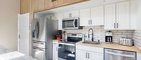 Réfrigérateur, micro-ondes, four, plaque de cuisson