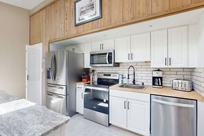 Refrigerador, microondas, horno y parrilla de estufa 