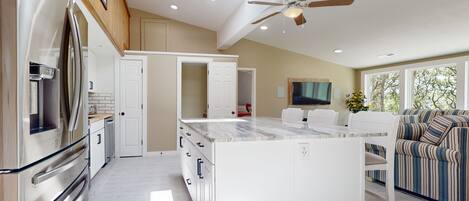 冰箱、微波炉、烤箱、炉灶