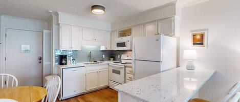 Kühlschrank, Mikrowelle, Ofen, Herdplatte