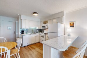 Kjøleskap, mikrobølgeovn, ovn og kokeplater