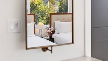 4 slaapkamers, een bureau, een strijkplank/strijkijzer, reisbedje