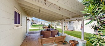 By the Sea: Dog-friendly, close to the beach and local attractions