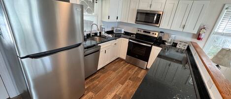 Kjøleskap, mikrobølgeovn, ovn og kokeplater