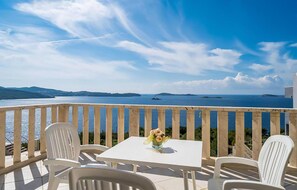 تناول الطعام بالخارج