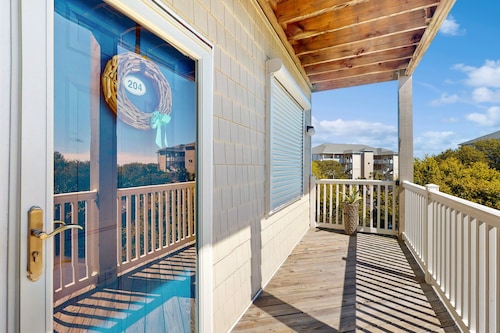 Sound side condo with sunset view balcony - close to pool, hot tub, and pier