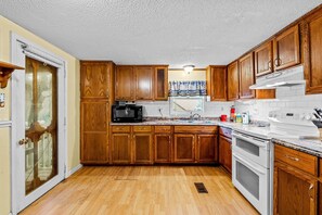 Jääkaappi, mikroaaltouuni, uuni, liesi