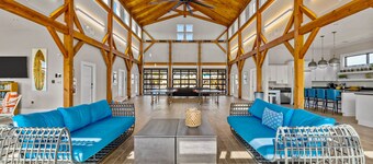 Modern townhome with resort-style pool, clubhouse, lake for fishing/kayaks