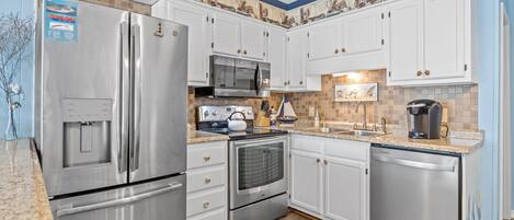 Refrigerador, microondas, horno, placa de cocina