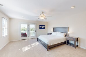 3 bedrooms, free WiFi, bed sheets - Sound view home with large deck and close proximity to the beach (Indian Beach)