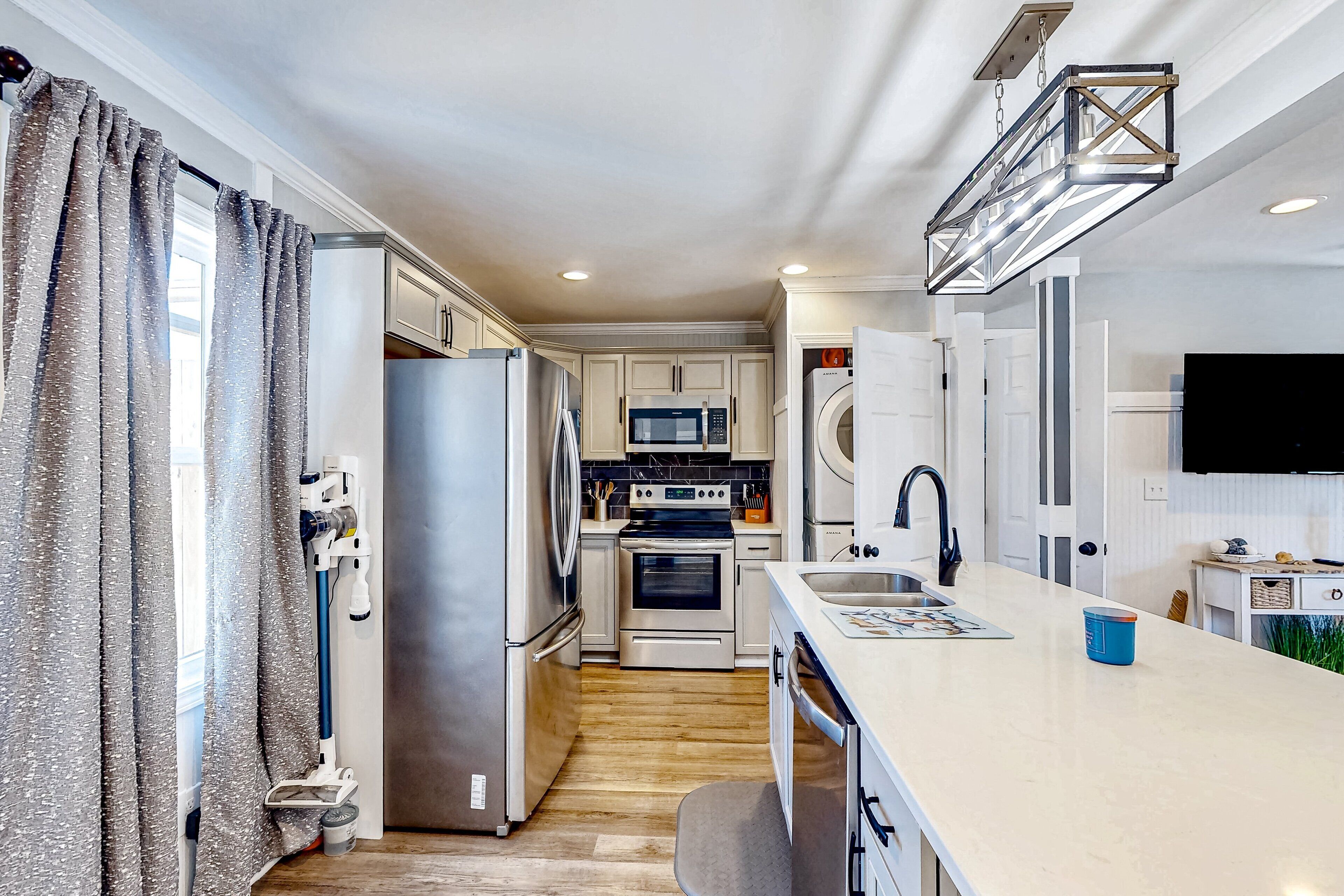 冷蔵庫、電子レンジ、オーブン、コンロ