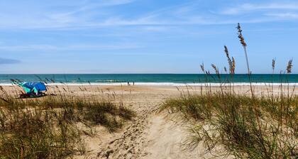 Oceanfront beach cottage with large deck & W/D - dog-friendly