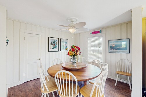 Oceanfront beach cottage with large deck & W/D - dog-friendly