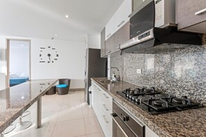 Een microgolfoven, een oven