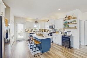 Jääkaappi, mikroaaltouuni, uuni, liesi