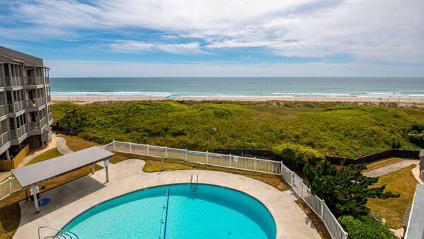 Une piscine avec vue sur la plage et l’océan.