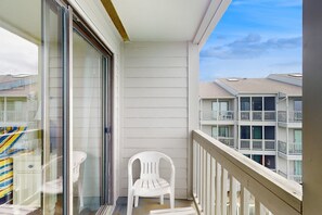 Property grounds - 3rd-Floor Condo in Oceanfront Building w/Ocean Views, Shared Pool, Free WiFi (Atlantic Beach)