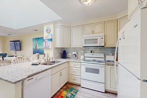 Kjøleskap, mikrobølgeovn, ovn og kokeplater