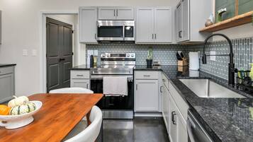 Microondas, horno, parrilla de estufa y lavavajillas