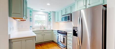 ثلاجة، ميكروويف، فرن، موقد طهي مسطح