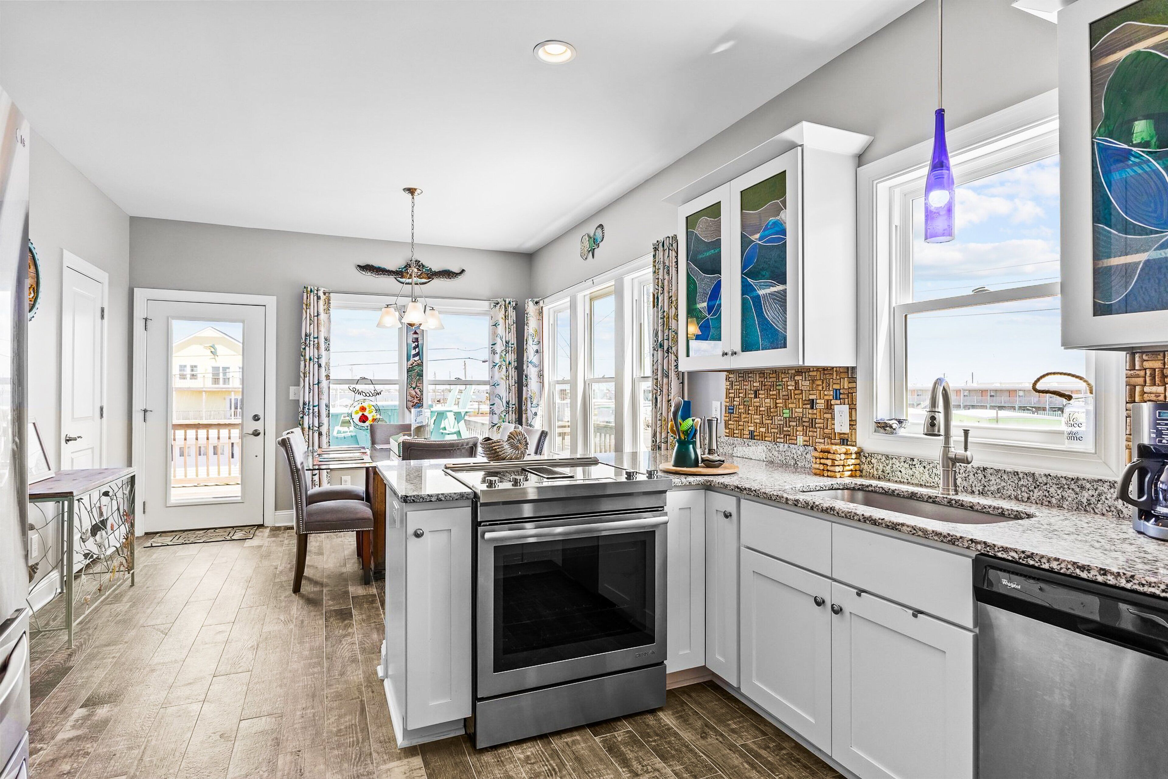 ثلاجة، ميكروويف، فرن، موقد طهي مسطح