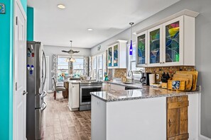 Kjøleskap, mikrobølgeovn, ovn og kokeplater