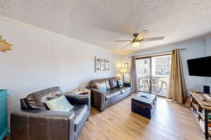 TV, DVD-spiller, bøker og filmbibliotek