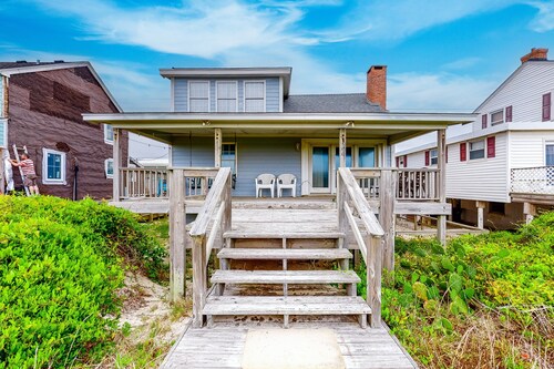 Beautiful Home in Oceanfront Location w/Vaulted Ceilings, Free WiFi, Deck, W/D