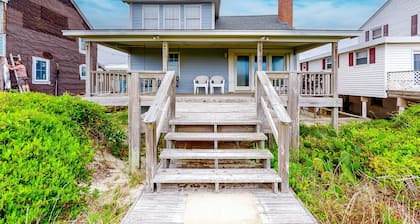 Beautiful Home in Oceanfront Location w/Vaulted Ceilings, Free WiFi, Deck, W/D