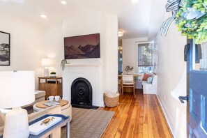 Living area - Charming, Newly Renovated Historic Row Home in Downtown Annapolis (Annapolis)