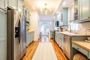 Private kitchen - Charming, Newly Renovated Historic Row Home in Downtown Annapolis (Annapolis)
