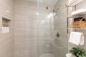 Shower, hair dryer, shampoo - Charming, Newly Renovated Historic Row Home in Downtown Annapolis (Annapolis)