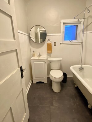 Een haardroger, handdoeken, zeep, toiletpapier