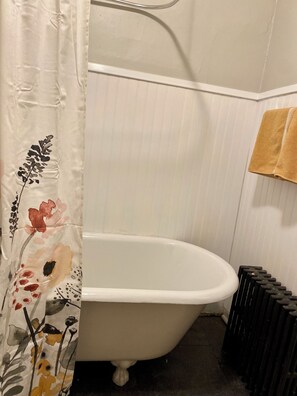 Haartrockner, Handtücher, Seife, Toilettenpapier