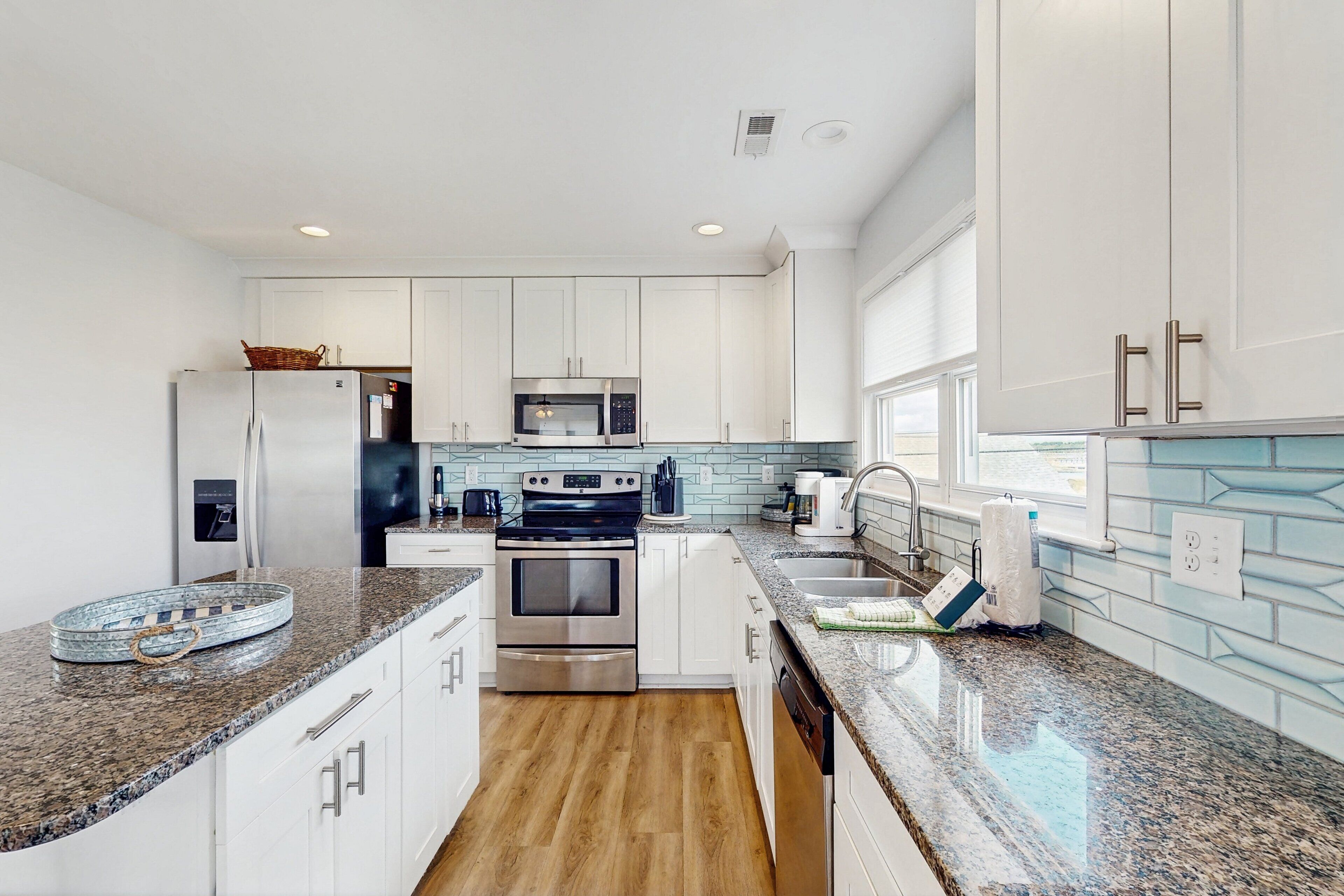 冷蔵庫、電子レンジ、オーブン、コンロ