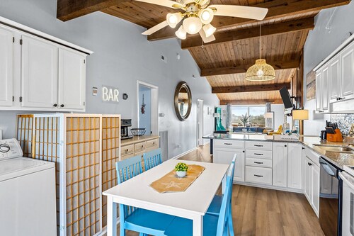 Charming dog-friendly townhouse with ocean view, beach access, & W/D