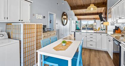 Charming dog-friendly townhouse with ocean view, beach access, & W/D