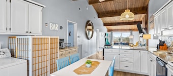 Charming dog-friendly townhouse with ocean view, beach access, & W/D