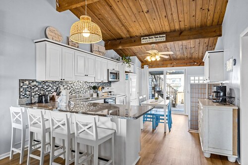 The Crows Nest: Dog-friendly townhouse,ocean view, beach access