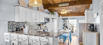 The Crows Nest: Dog-friendly townhouse,ocean view, beach access