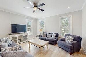 TV - Dreamy coastal townhome - fast WiFi, private balcony, full kitchen, elevator, AC (Beaufort)