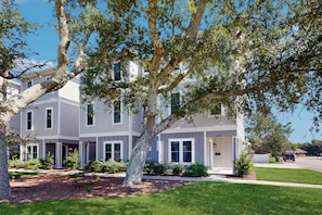 Exterior - Dreamy coastal townhome - fast WiFi, private balcony, full kitchen, elevator, AC (Beaufort)