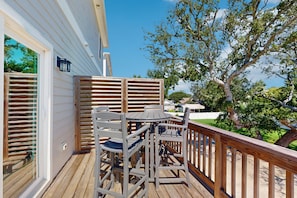 Outdoor dining - Dreamy coastal townhome - fast WiFi, private balcony, full kitchen, elevator, AC (Beaufort)