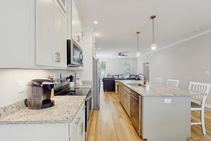 Fridge, microwave, oven, stovetop - Dreamy coastal townhome - fast WiFi, private balcony, full kitchen, elevator, AC (Beaufort)