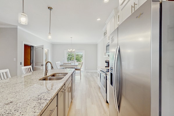 Fridge, microwave, oven, stovetop - Dreamy coastal townhome - fast WiFi, private balcony, full kitchen, elevator, AC (Beaufort)