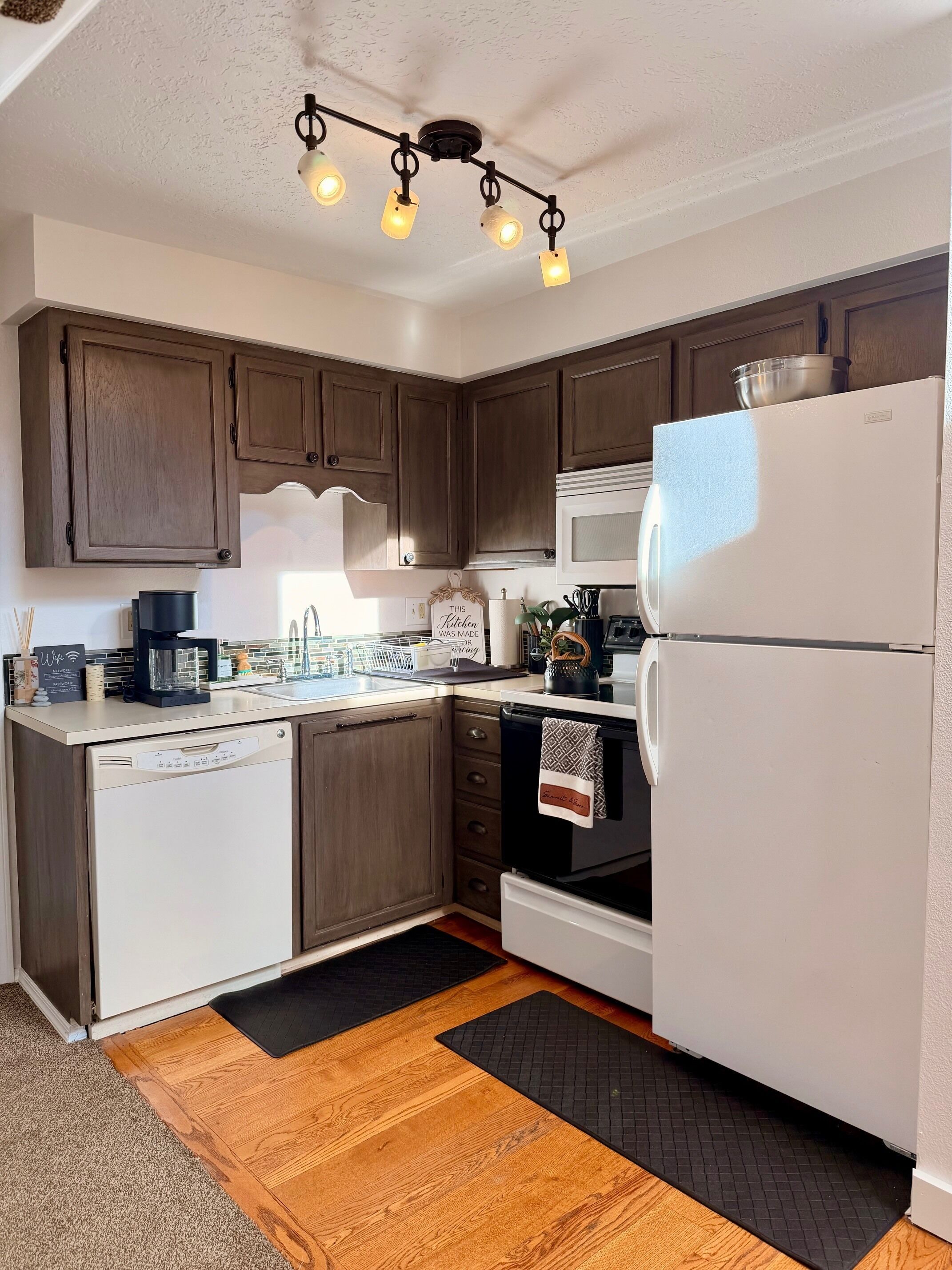 Kylskåp, mikrovågsugn, ugn och spishäll