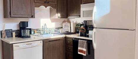 Kylskåp, mikrovågsugn, ugn och spishäll