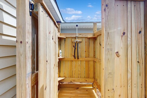 Dog-friendly coastal home with enclosed yard and boat parking available