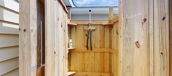 Dog-friendly coastal home with enclosed yard and boat parking available